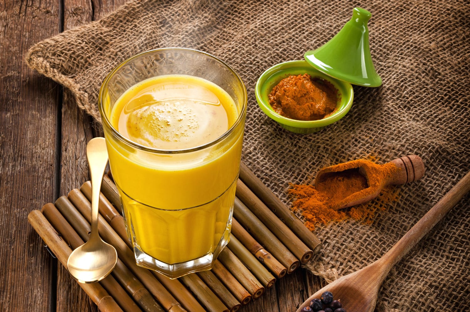 BỘT NGHỆ VÀ TINH BỘT NGHỆ KHÁC GÌ NHAU? CÔNG DỤNG LÀ GÌ?